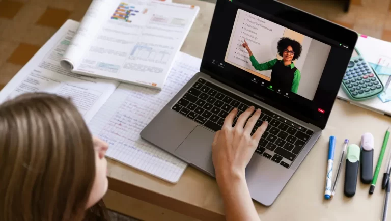 Ferramentas Digitais para Otimizar a Rotina de Freelancers de Legendagem Educacional